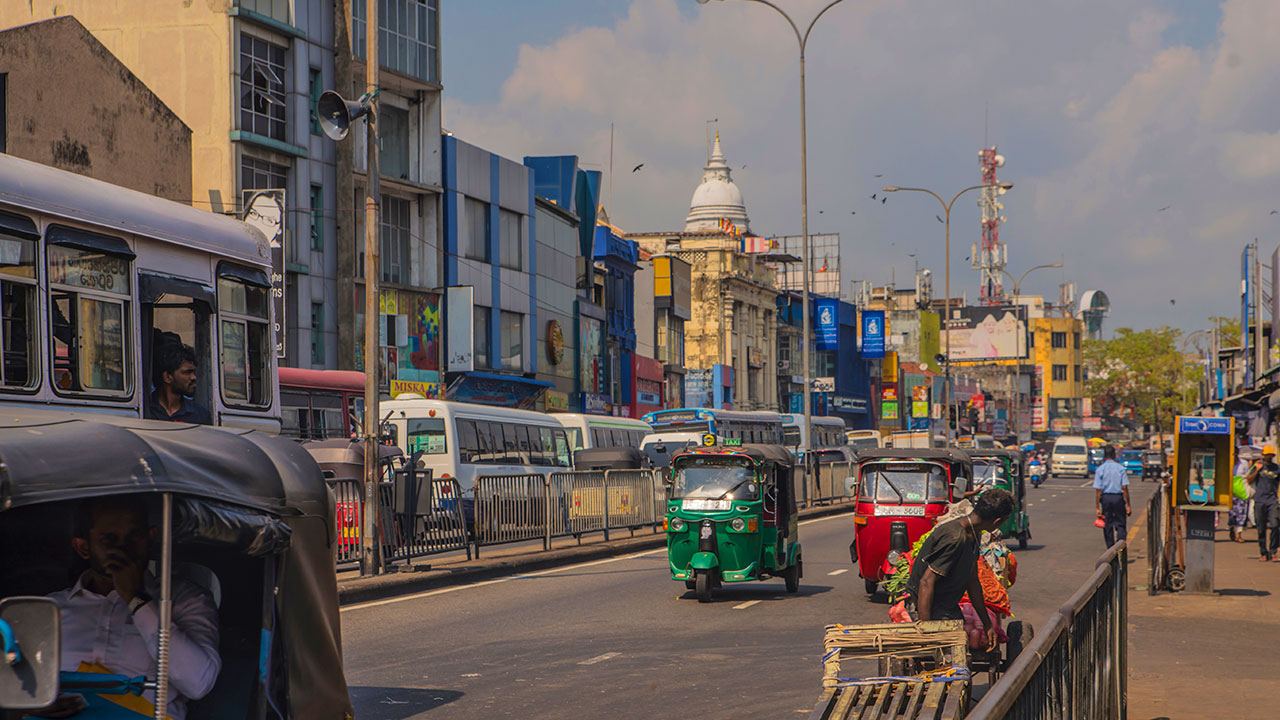 මැදි ආදායම්ලාභීන් නට්ටම් වෙන නව බදු